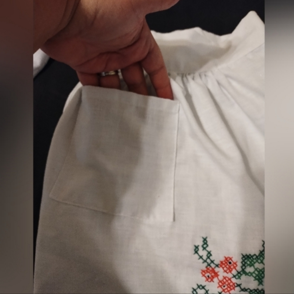 Vintage Linen Hand Embroidered Waist Apron Holly Green and Berries Lace Details - Picture 2 of 4